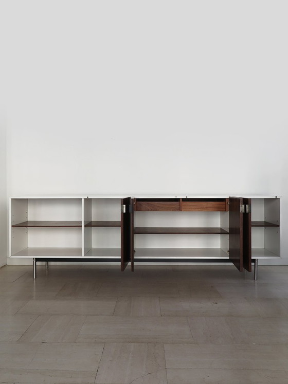 Credenza in formica bianca e legno scuro, Italia, anni '60 – Credenze con vetrina, Metallo (photo 5 of 19)