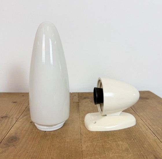 Image 1 of Industriële witte bakelieten wandlamp met melkglas, jaren 1950