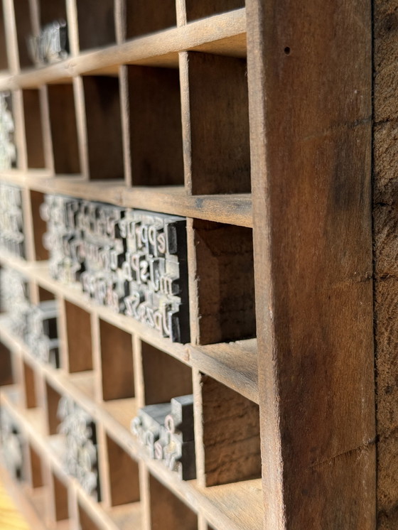 Image 1 of Vassoio porta lettere d'epoca con lettere originali stampate in piombo