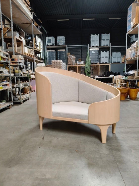 Design Loveseat with Rounded Wooden Shell and Light Upholstery – Textile (photo 3 of 5)
