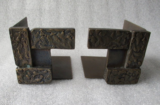 Luciano Frigerio, 2 Buchstützen, Bronze in Blockform, mit Signatur, 1970, Italien.  