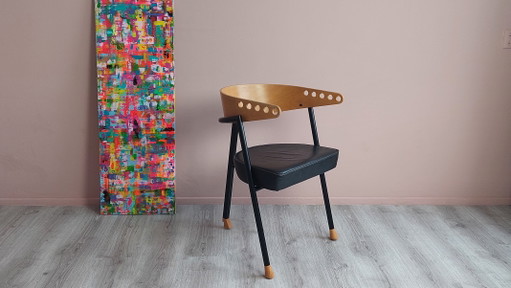 Poltrona dal design postmoderno.