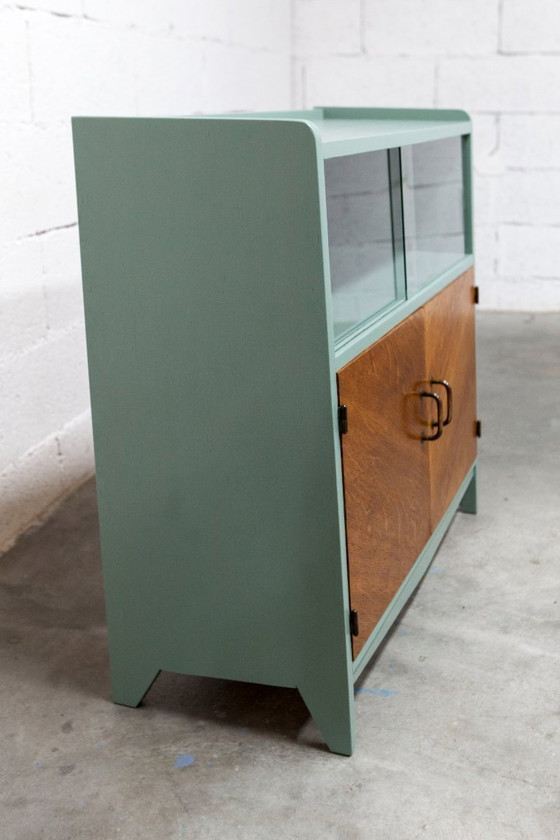 Image 1 of Atypische, elegante, lage vitrinekast uit de jaren 60 in een stijlvolle groene kleur.