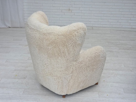 Image 1 of Dänisches Design aus den 1960er Jahren, neu bezogener Hochlehner-Sessel, echtes Schaffell.