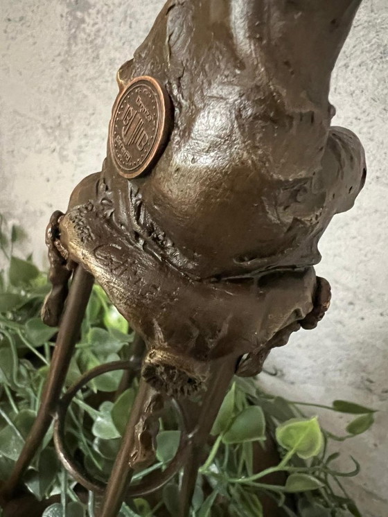 Image 1 of Bronzestatue einer eleganten Dame, die auf einem Barhocker sitzt