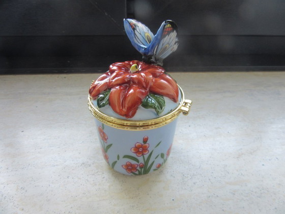Image 1 of Boîte à bijoux en porcelaine avec couvercle et motif papillon, dans sa boîte d'origine réf. 120726