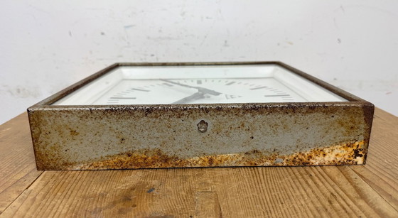 Image 1 of Grijze roestige industriële vierkante wandklok van Pragotron, jaren 70