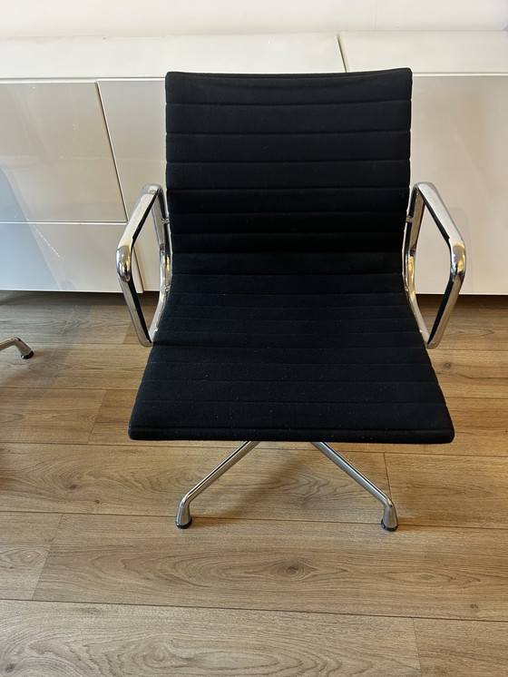 Image 1 of Vitra Eames 108 Hopzak Dry Stoelen. Der Preis ist pro Stück