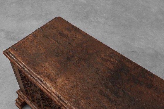 Image 1 of Raro Gran arcón gótico del siglo XVI tallado en roble macizo, Francia