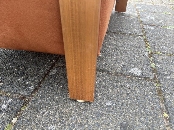 Image 1 of Sillón Montel de estilo moderno en terciopelo rosa anaranjado con reposabrazos color teca.