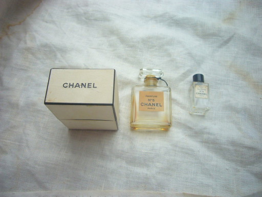 Flacon de parfum Chanel No. 5 vintage original des années 1960 (presque vide, mais sent encore bon) et une miniature Chanel