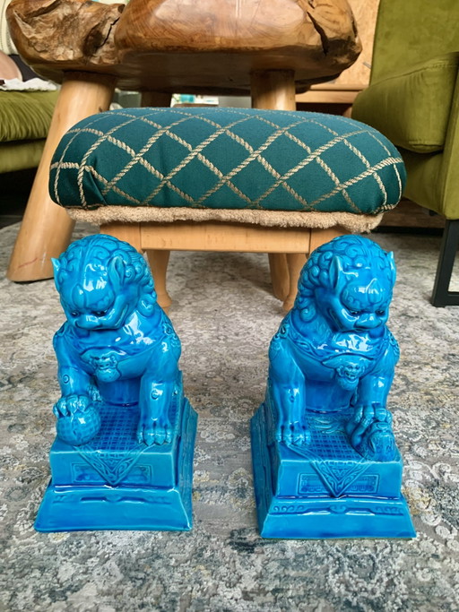 Chinoiserie, par de leones guardianes de templo "Foo Dogs" de los años 50, porcelana de mediados de siglo. (photo 2 of 7)
