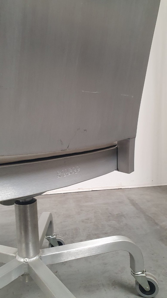 Sedia da ufficio Emeo Design Philippe Starck, ruote Hudson, alluminio – Emeco, Sedie da ufficio, Plastic (photo 8 of 19)