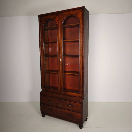 Englischer Vitrinenschrank aus dem späten 19. Jahrhundert mit Glastüren und Schubladen. – Wood (photo 12 of 15)