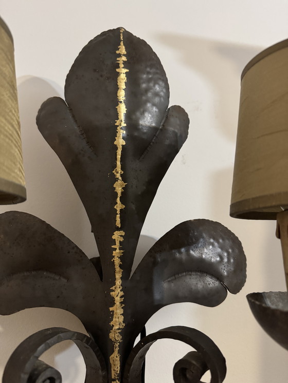 Image 1 of Gran aplique de pared de hierro forjado con flor de lis de la década de 1960