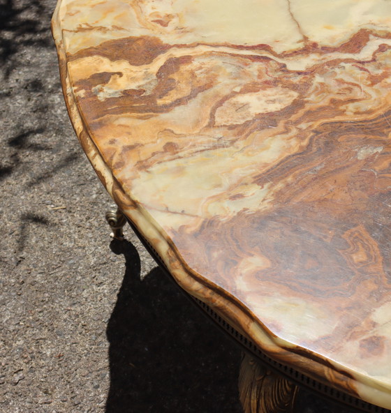 Image 1 of Table basse ovale française en marbre d'onyx et laiton - Table de salon - Table de cocktail - Style Louis XV- 70s