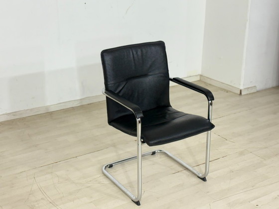 Image 1 of Elegante designfauteuil met cantilever-constructie in zwart leer.