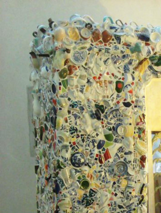 Image 1 of Eun Young Lee - ‘China cabinet’ – Mosaico, porcellana rotta su legno con specchio