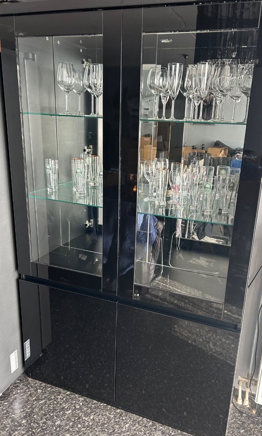 Stilvoller schwarzer Vitrinenschrank mit LED-Beleuchtung – italienisches Design