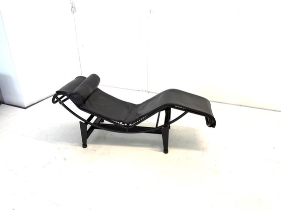 Image 1 of Chaise longue LC4 en cuir de Charlotte Perriand pour Cassina