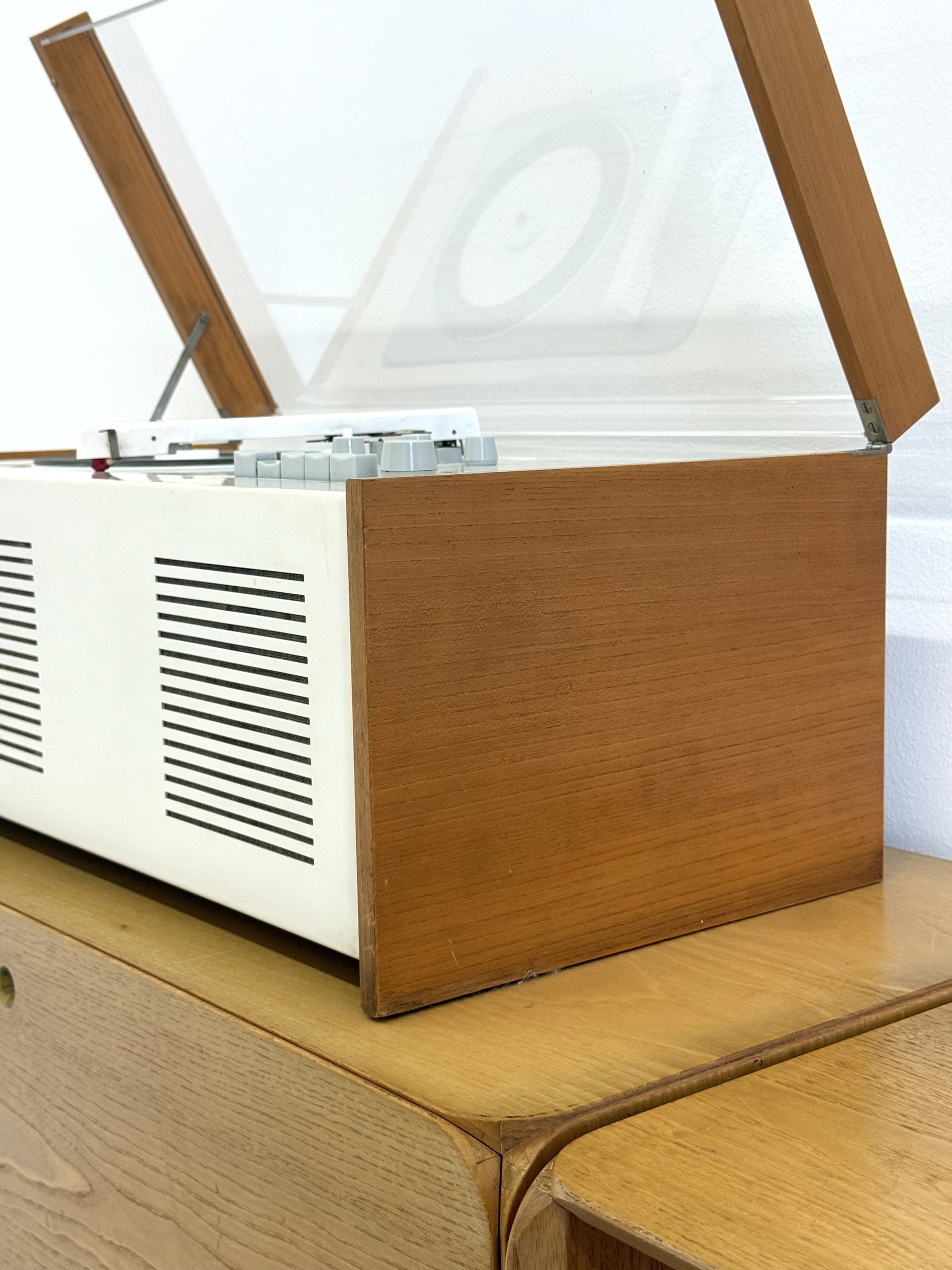 アンプ BRAUN SK6 DIETER RAMS & HANS GUGELOT Braun SK6 Radio Record Player by Dieter Rams & Hans Gugelot