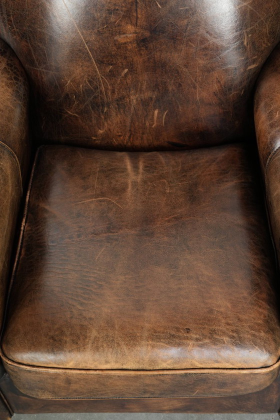 Image 1 of Elegante poltrona dal design Art Déco, rivestita in comoda pelle di pecora.