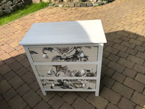 Kommoden mit Blumenmuster