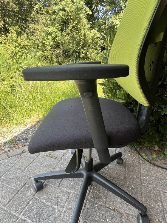 Giroflex 353 – Gebrauchter Bürostuhl mit Netzrückenlehne – Bürostühle, Metal, Plastic (photo 7 of 7)