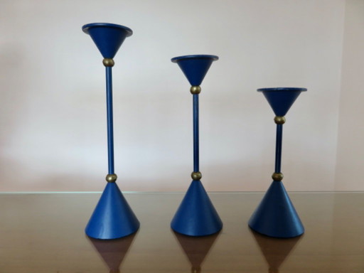 Série de 3 bougeoirs scandinaves, moderniste, métal laqué bleu et laiton années 70