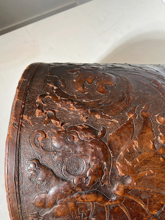 Cofre abovedado antiguo de cuero repujado – Armarios (photo 6 of 7)