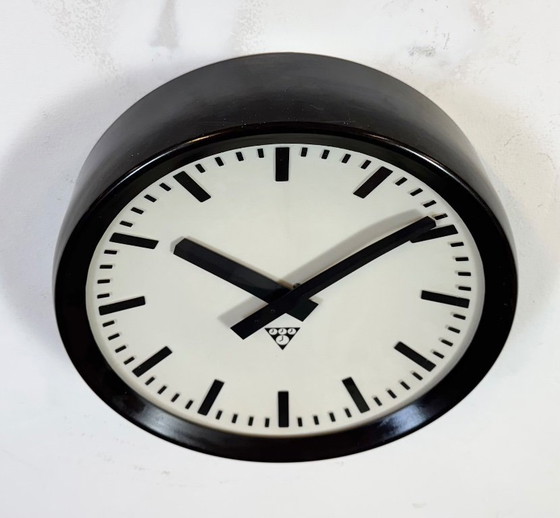 Image 1 of Industriële bakelieten fabriekswandklok van Pragotron, jaren 60