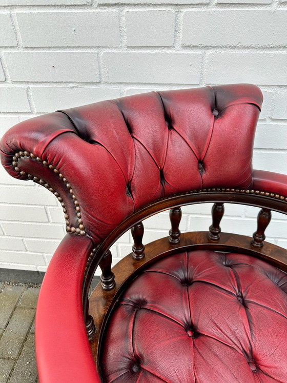 Poltrona da Capitano Chesterfield Inglese Vintage Sedia da Ufficio Mogano, Sedie da ufficio, Pelle, Rosso (foto 14 di 15)