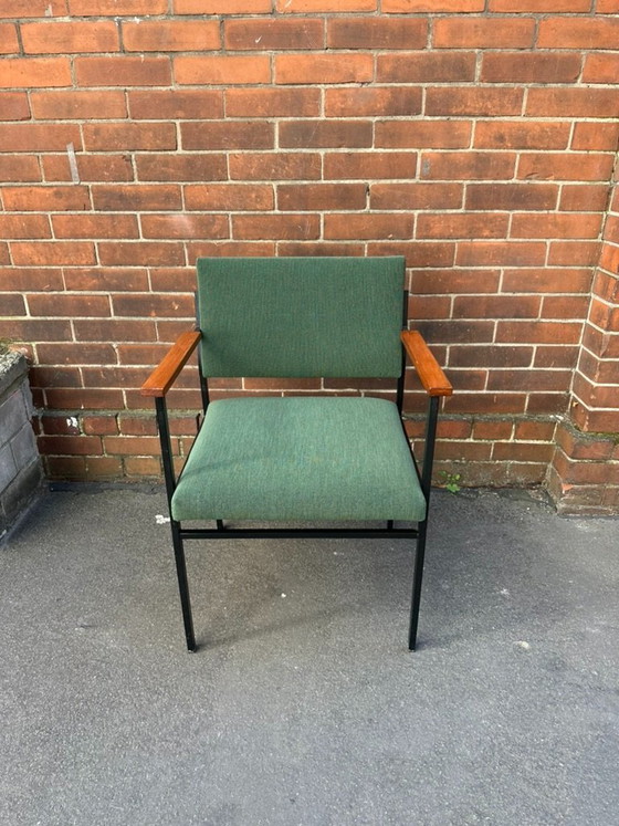 Poltrona Vintage di Carattere con Struttura in Acciaio Nero, Braccioli in Teak e Verde Bosco Intenso (photo 4 of 8)