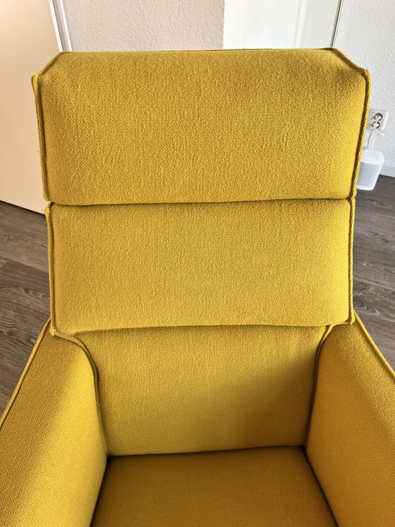 Design on Stock Solo Fauteuil + Ottoman | Roderick Vos | Okergeel – Textile (photo 4 of 6)