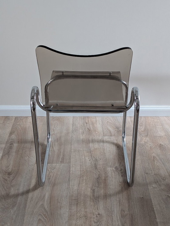 Image 1 of Chaise cantilever vintage moderne du milieu du siècle en chrome et acrylique fumé