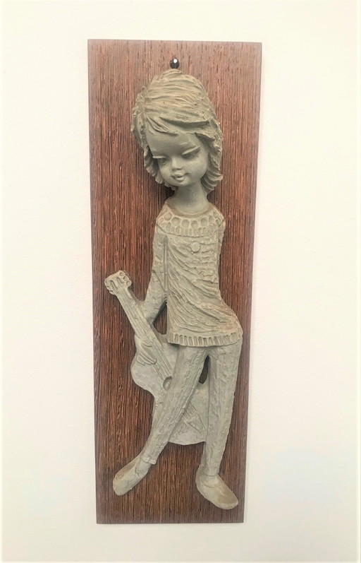 Vintage-Keramik-Wandstatue Mädchen mit Gitarre
