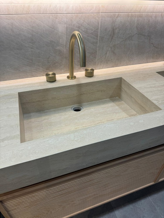 Image 1 of Prachtige exclusieve massief badkamermeubelset incl kolomkast kranen spiegel en wastafel !