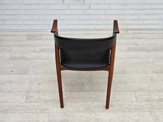 Image 1 of Fauteuil danois des années 1960. Bois de teck, similicuir noir.