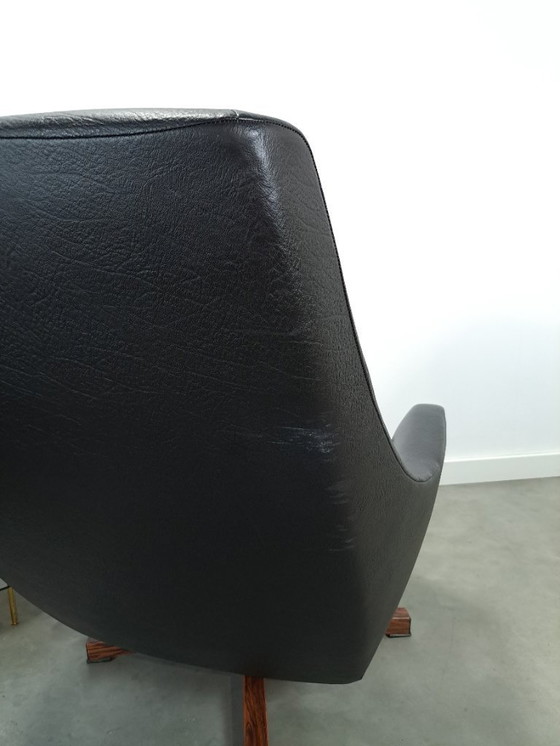 Image 1 of Sedia girevole in pelle artificiale nera proveniente dalla Svezia