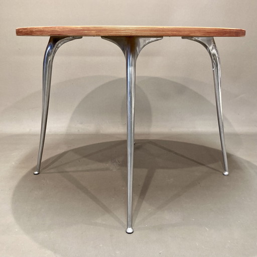 Industrial high table in raw solid wood and cast aluminium.