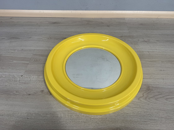 Image 1 of Ronde Gele Spiegel uit de Jaren 70 – in de stijl van Kartell space age 