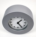 Mikael Warnhammar voor IKEA zeldzame Klunsa wandklok uit 2001 in mat metallic zilvergrijs metaal.