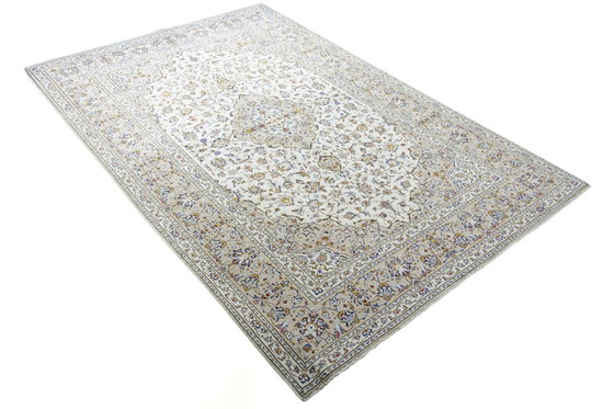 Image 1 of Tapis d'Orient Kashan noué à la main - 301 x 202 cm - Un classique finement travaillé avec un design floral