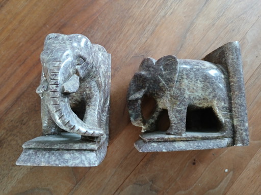 Set handgefertigter Buchstützen aus Stein