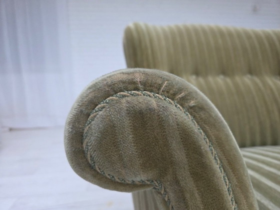 Image 1 of Dänischer Sessel aus den 1960er Jahren, originaler gestreifter Möbelveloursbezug, Beine aus Buchenholz.