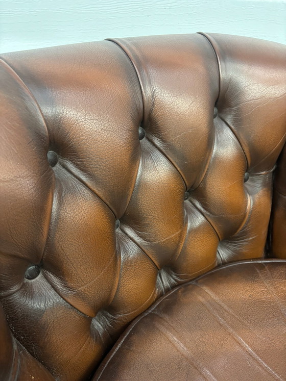 Fauteuil anglais en cuir fait main “Victoria” style Chesterfield, Métal, Marron (photo 11 sur 15)