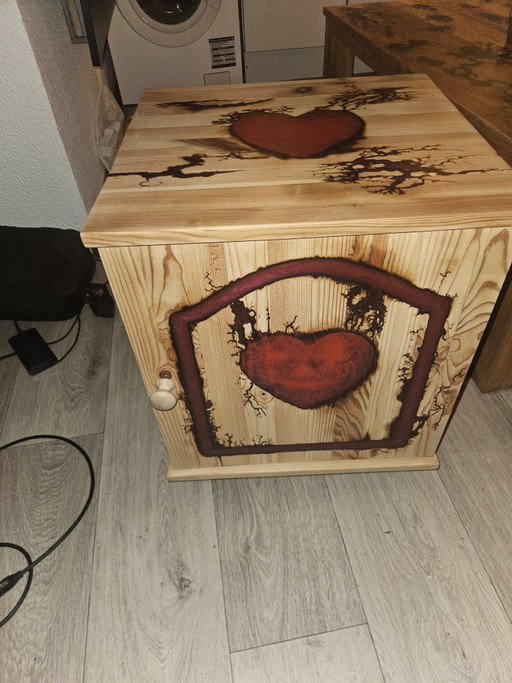 Uniek Epoxy Nachtkastje | Lichtenberg &Glow-in-the-Dark Hart