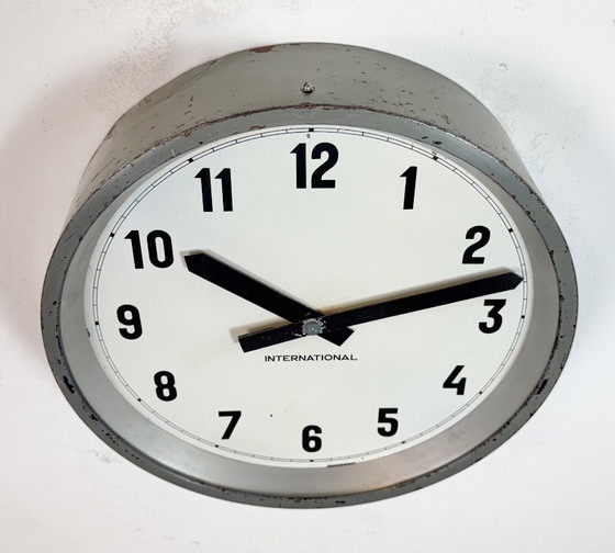Image 1 of Grijze industriële fabriekswandklok van International, jaren 50
