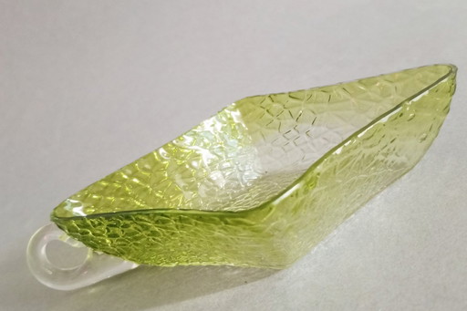 Kralik art-deco/jugendstil emerald crystal martele-decorated serving bowl with handle, 1910s
