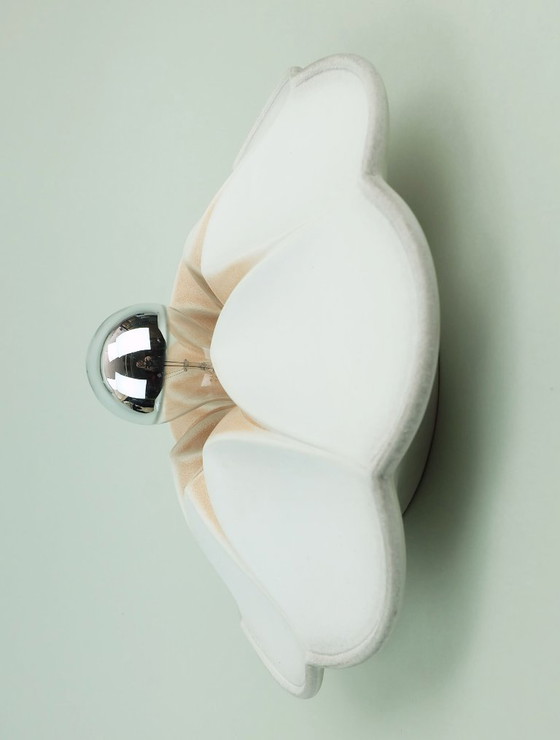 Image 1 of plafoniera o lampada da parete in ceramica vintage a forma di fiore bianco grigio rosa anni '80-'90